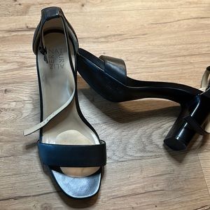 Naturalized heels black